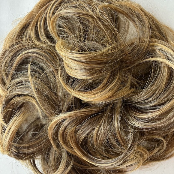 JuvaBun Messy Bun 2.0 in Dark Blonde - Picture 2 of 3